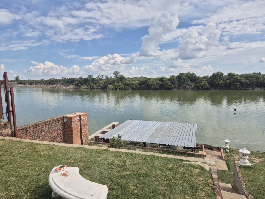 5 Bedroom Property for Sale in Bloemhof North West